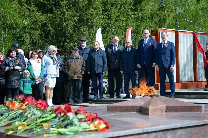 В поселке Тюльган в канун Дня Победы зажжен Вечный огонь 
