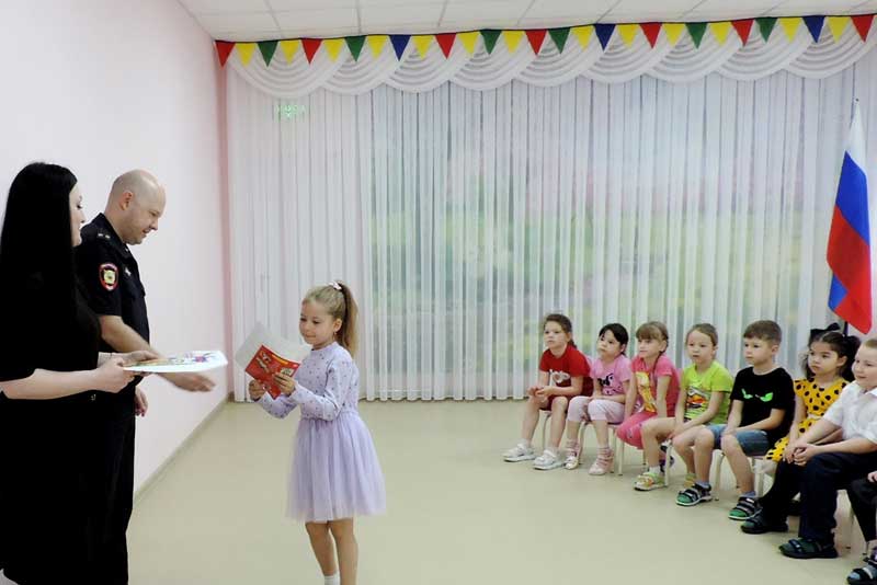 Новотроицкие дошкольники и их родители стали участниками семейного арт-флешмоба «Вместе против мошенничества!»
