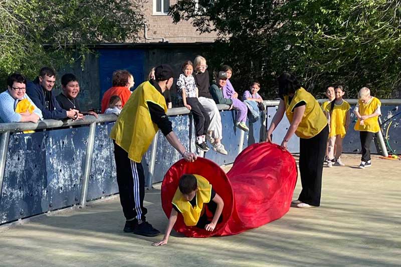 Воспитанники детских домовых клубов Новотроицка вышли на «Веселые старты»
