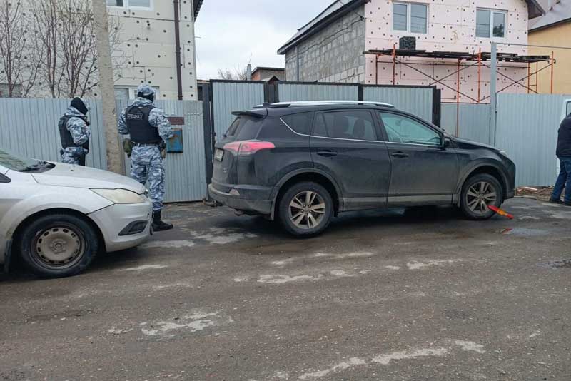 Арест дорогостоящего автомобиля побудил руководителя выплатить зарплату 30 строителям
