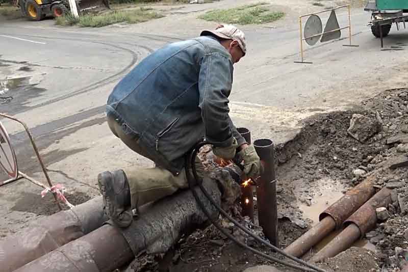 Коммунальщики продолжают плановые и неплановые ремонты