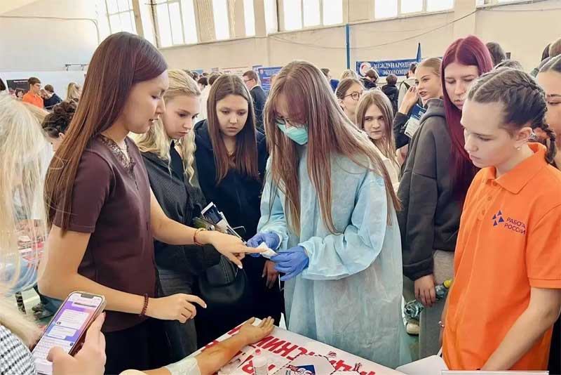 В Новотроицке Карьерный фестиваль службы занятости «Живи и работай в Оренбуржье» объединил 2 тысячи участников