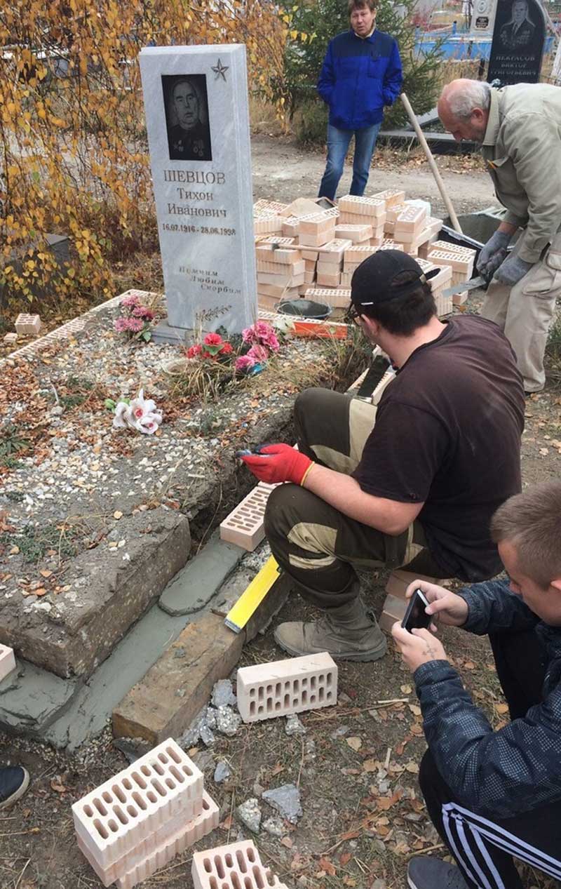 Студенты обустроили памятник ветерану войны