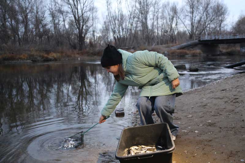 Системная экологическая работа: Уральская Сталь провела очередное зарыбление реки Урал