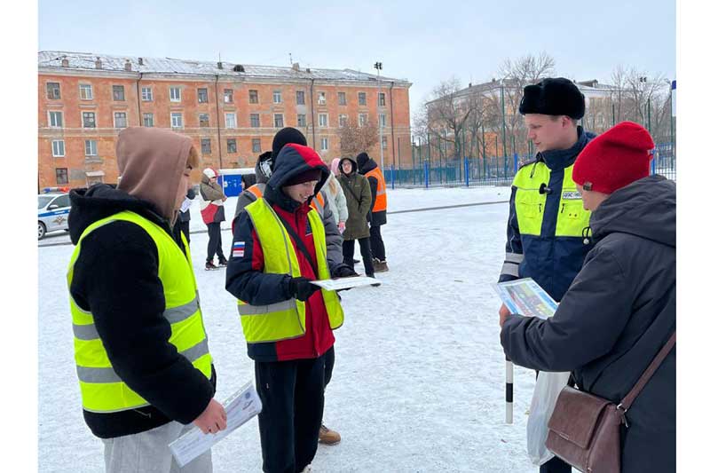 Сотрудники новотроицкой госавтоинспекции  вышли на дороги города вместе со своими юными помощниками