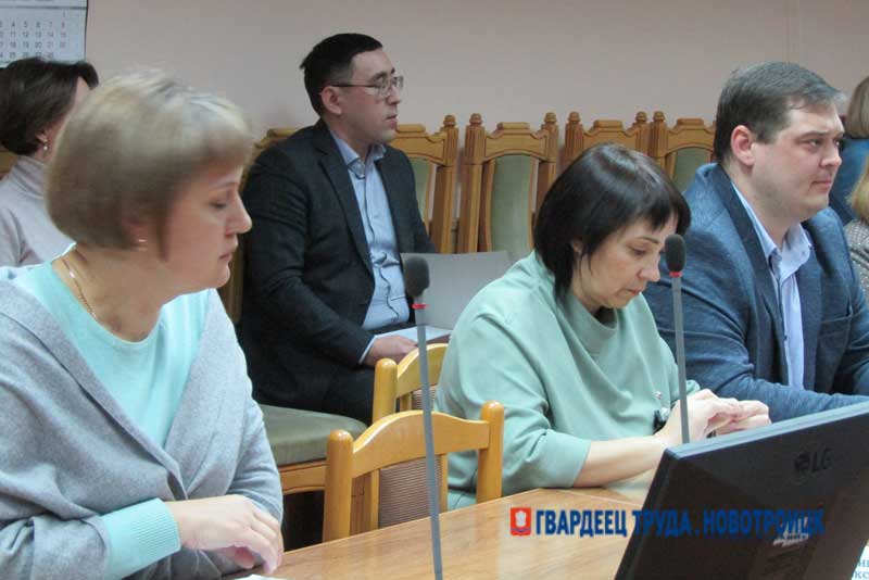 Новотроицкие депутаты собрались на внеочередное заседание. Что послужило поводом?