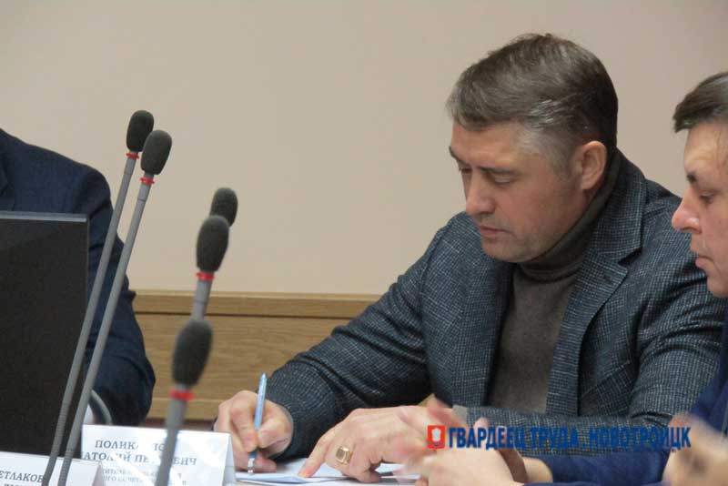 Новотроицкие депутаты собрались на внеочередное заседание. Что послужило поводом?