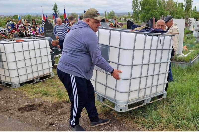 В ветеранском секторе городского кладбища будет организован полив растений