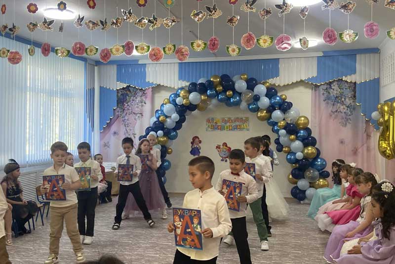 У дошколят Новотроицка проходят выпускные балы