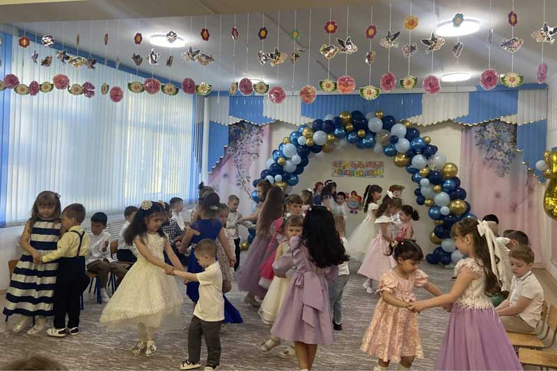 У дошколят Новотроицка проходят выпускные балы
