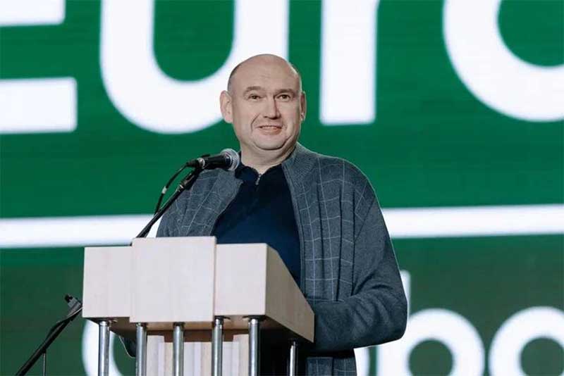 Евгений Солнцев поздравил волонтеров форума «Евразия Global» из Перми и Оренбурга с помолвкой