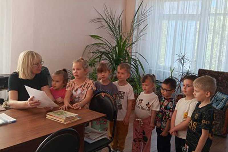 Новотроицкие дошколята поздравили своих воспитателей с профессиональным праздником