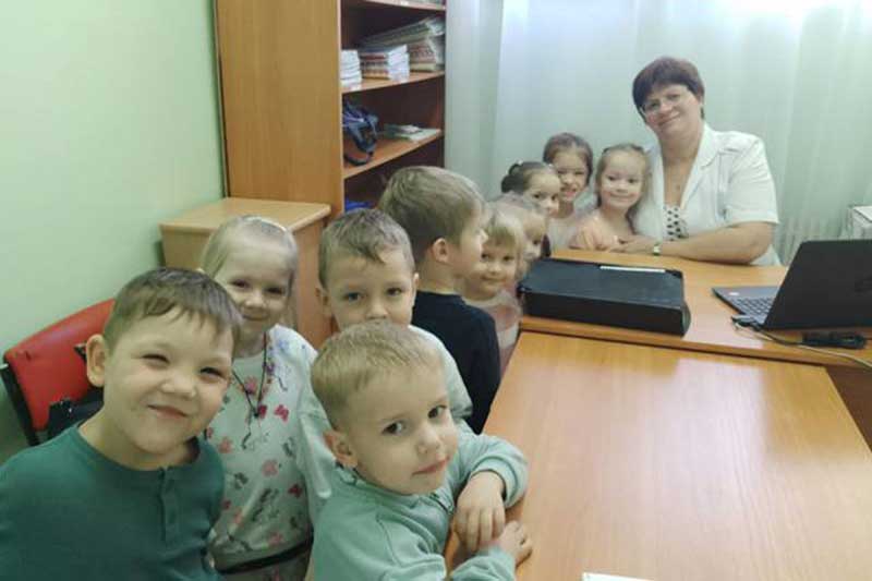 Новотроицкие дошколята поздравили своих воспитателей с профессиональным праздником