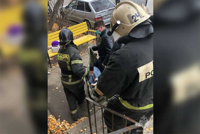 В Новотроицке спасатели пришли на помощь мужчине, провалившемуся в подвал 