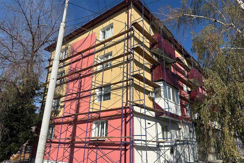 Оренбургские строители  помогают жителям  Перевальска Луганской Народной Республики подготовить жилье к зиме