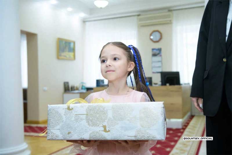 Евгений Солнцев вручил новогодние подарки детям из Оренбуржья и  подшефного Перевальского округа ЛНР