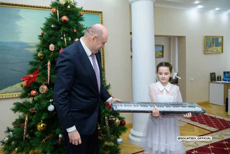 Евгений Солнцев вручил новогодние подарки детям из Оренбуржья и  подшефного Перевальского округа ЛНР