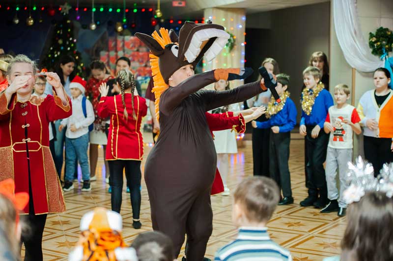 Металлурги Уральской Стали исполнили желания маленьких новотройчан