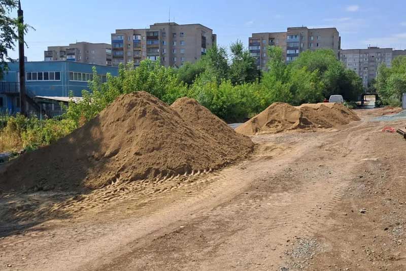 В Новотроицке работы по благоустройству территории в районе лицея №1 выполнены практически наполовину