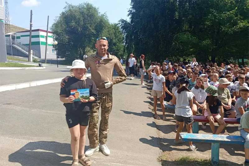 В детском оздоровительном лагере «Чайка» под Новотроицком ветераны специальной военной операции встретились с ребятами