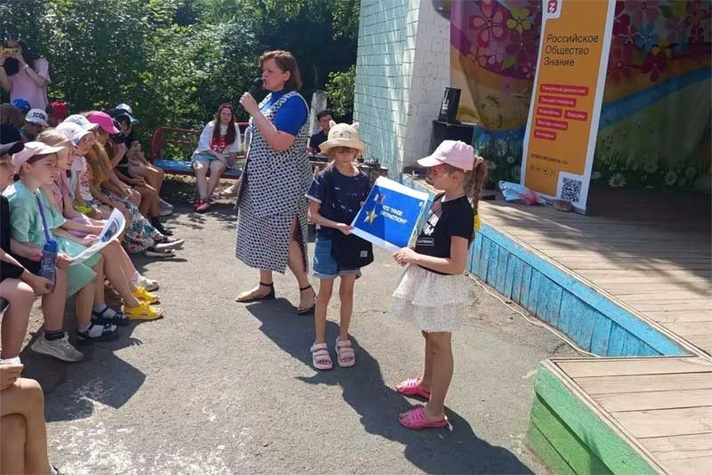 В детском оздоровительном лагере «Чайка» под Новотроицком ветераны специальной военной операции встретились с ребятами