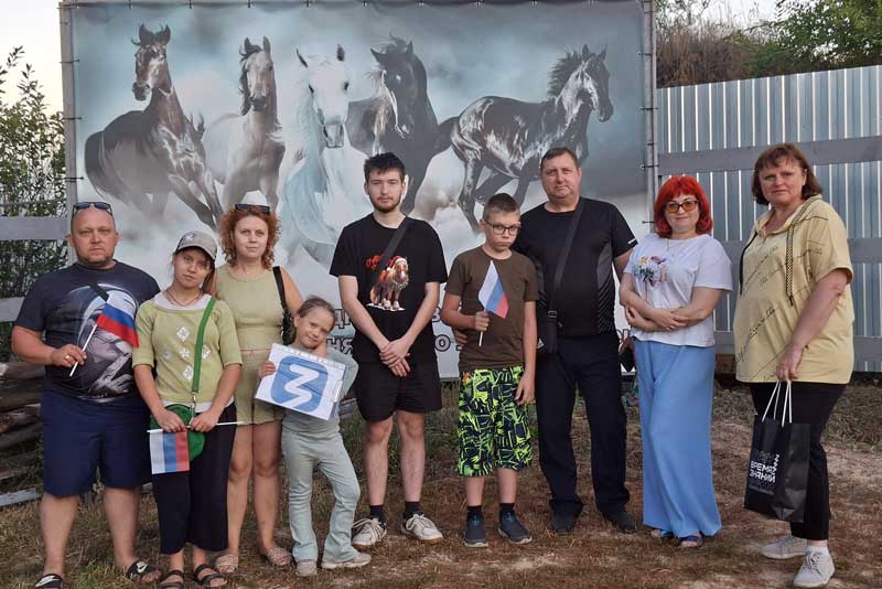 В Новотроицке семьи участников специальной военной операции побывали на экскурсии на конном дворе «Алмаз»